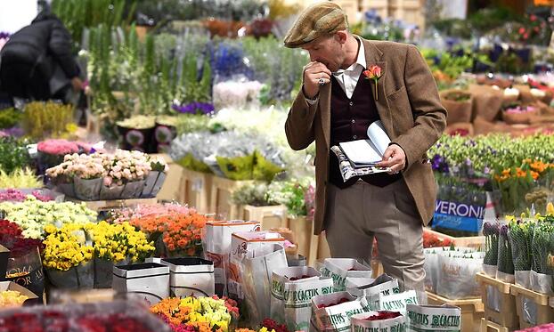 Торговец на цветочном рынке в Нью Ковент-Гарден Маркет.