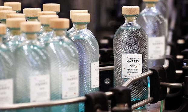 Бутылки джина на ликероводочном заводе острова Харрис в Тарберти.