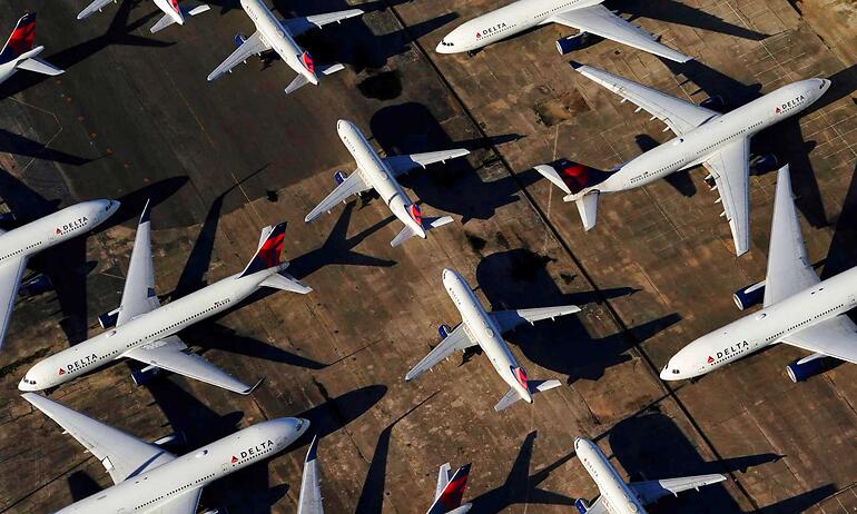 Пассажирские самолеты на стоянке в Бирмингеме, штат Алабама, в марте 2020.