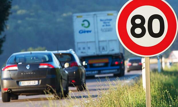 Знак ограничения скорости 80 км/ч на дороге в Гите, восточная Франция.