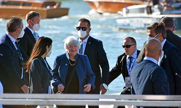 Секретарь казначейства США, Джанет Йеллен (Janet Yellen), в центре, прибывает на встречу министров финансов и руководителей центральных банков G20 в Венеции 9 июня 2021.