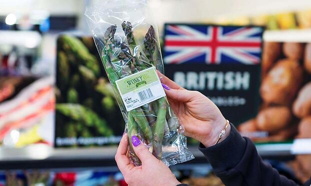 Morrisons продает один из самых дорогих в Великобритании овощей - спаржу - всего за £1