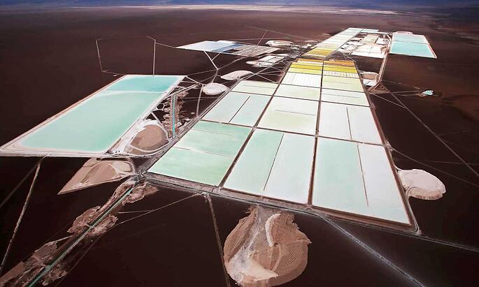 Бассейны с солевым раствором и перерабатывающие участки литиевого завода Rockwood в пустыне Атакама, Чили.