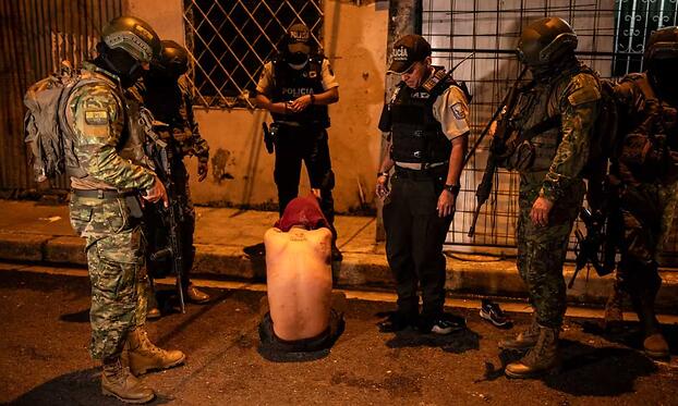 Силы безопасности задерживают человека в Гуаякиле во время патрулирования в комендантский час.