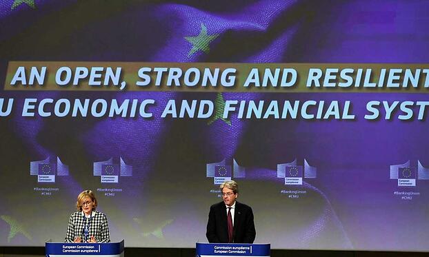 Паоло Джентилони (справа) и Майрид МакГиннесс, уполномоченные ЕС по экономике и финансовым услугам, финансовой стабильности и объединению рынков капитала.