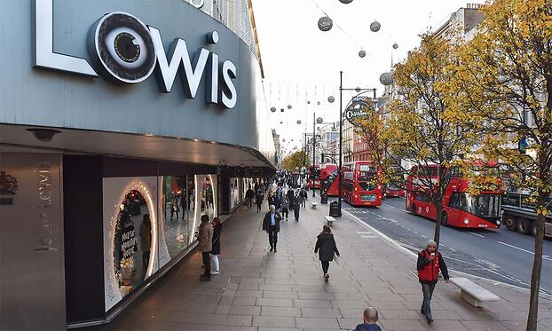 Магазин John Lewis на Оксфорд-стрит в Лондоне в 8 утра в Черную пятницу: всего несколько покупателей.