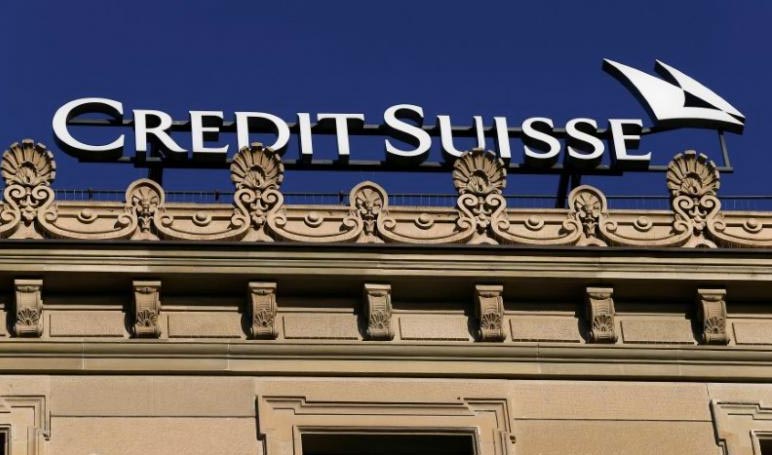 Логотип Credit Suisse над штаб-квартирой на Парадеплатц в Цюрихе