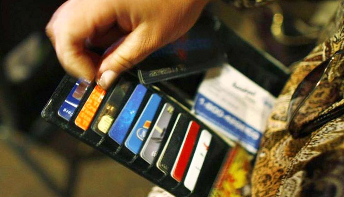 Более трети из тех, чьи компьютеры или смартфоны были взломаны, стали жертвами мошенничества с кредитными картами.