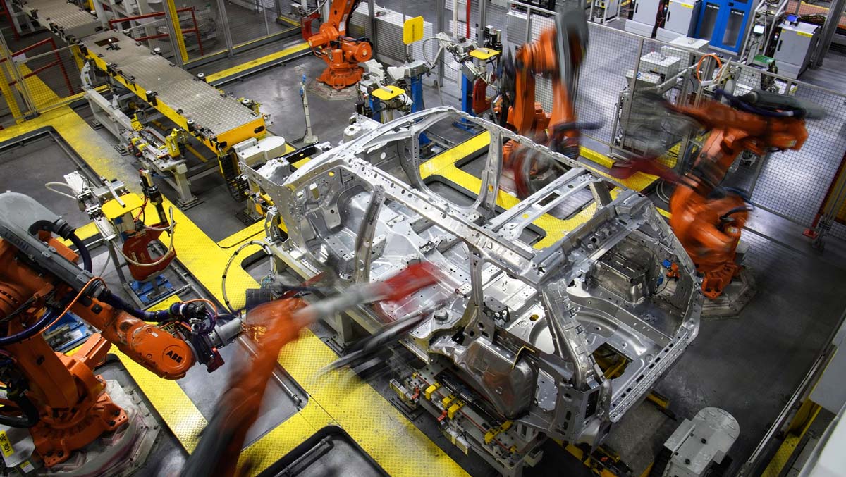 Автоматизированное производство на заводе Jaguar Land Rover в Солихалле, Англия.