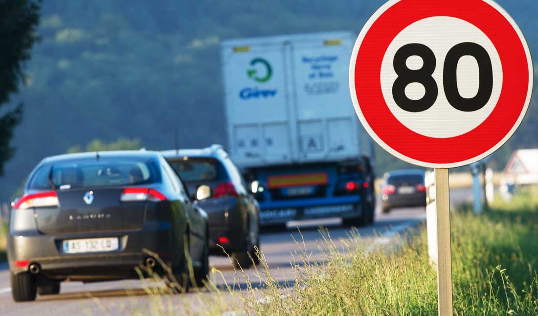 Знак ограничения скорости 80 км/ч на дороге в Гите, восточная Франция.