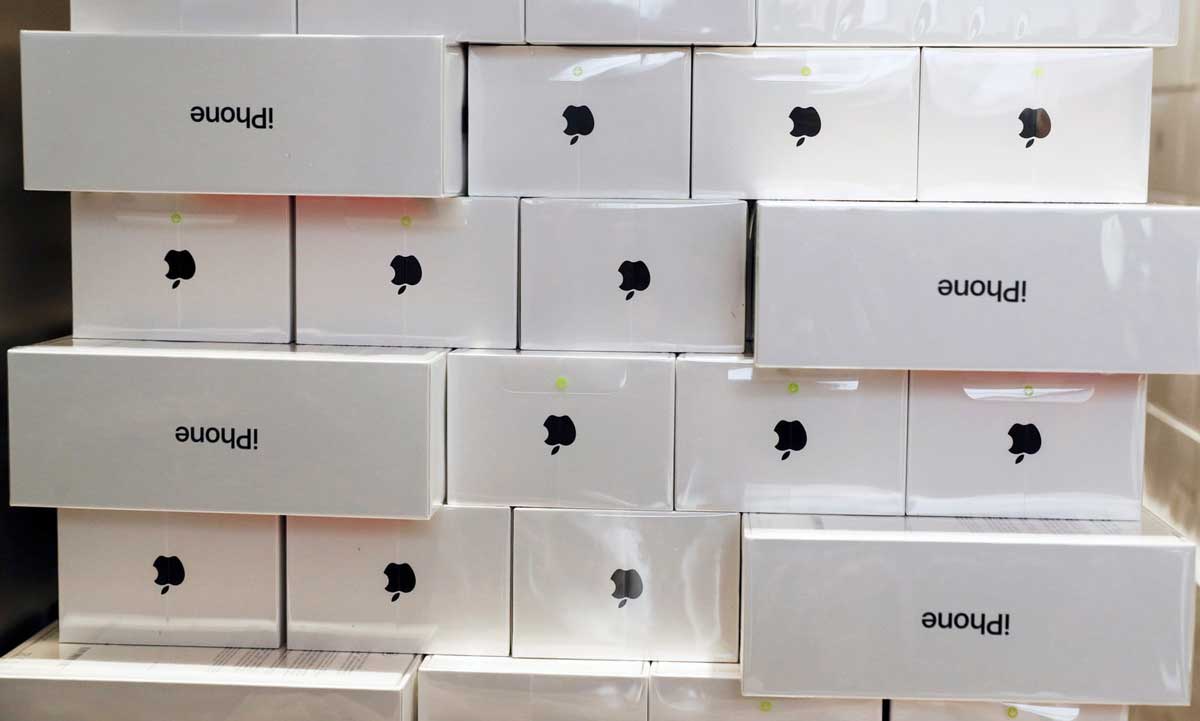Коробки iPhone X в магазине Apple в Сингапуре в ноябре 2017 года.