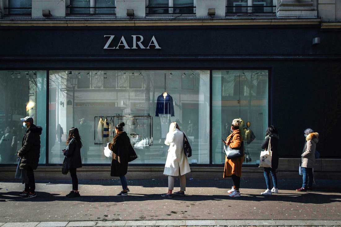 Очередь покупателей в магазин одежды Zara в Париже, до введения во Франции нового локдауна в марте 2021 года.