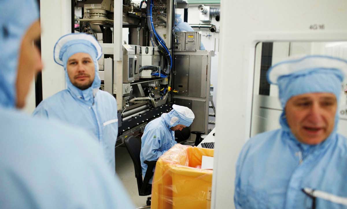 Работники на фабрике ASML, которая производит самые передовые литографические машины, используемые в процессе производства микрочипов.