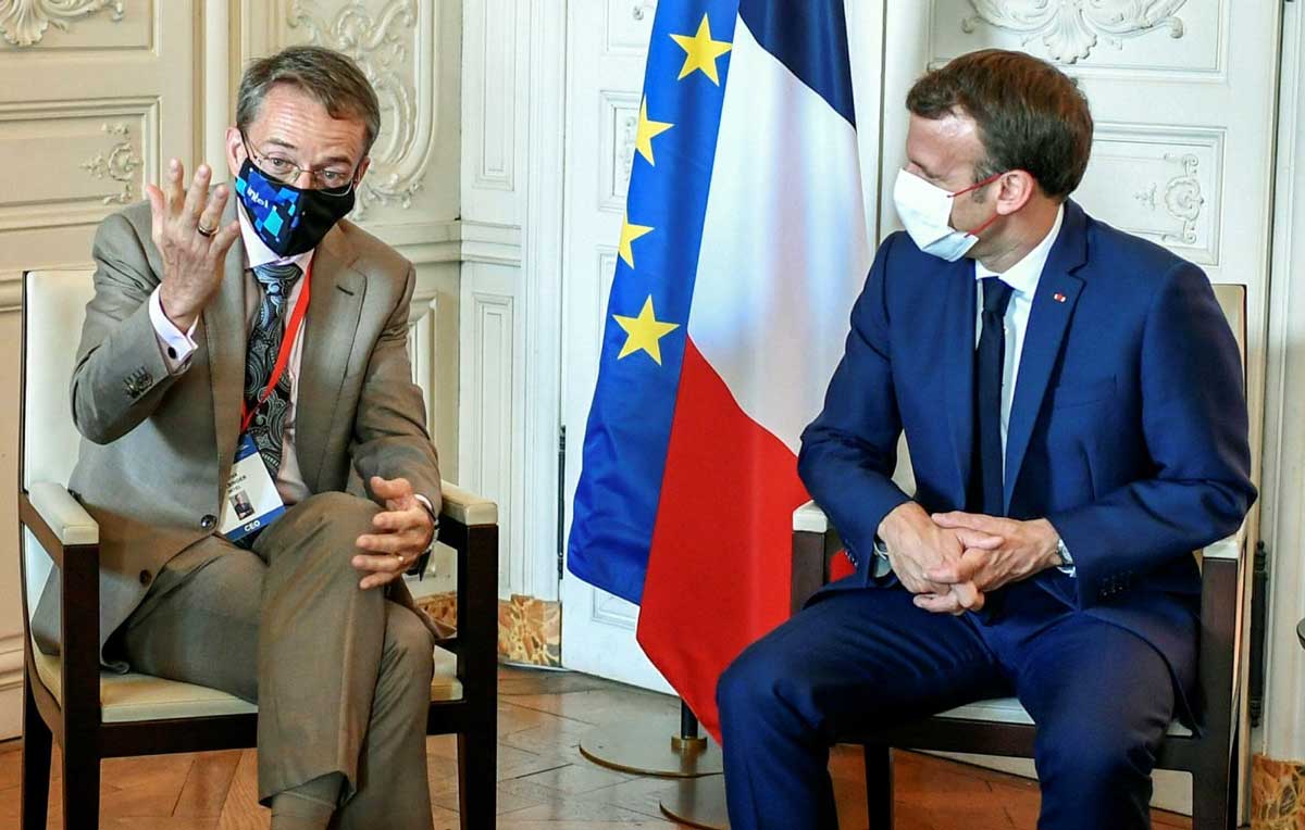 Президент Франции Эммануил Макрон (справа) с главой Intel Патриком Гелсинджером во время встречи международных лидеров бизнеса в Версале в июне 2021 года.