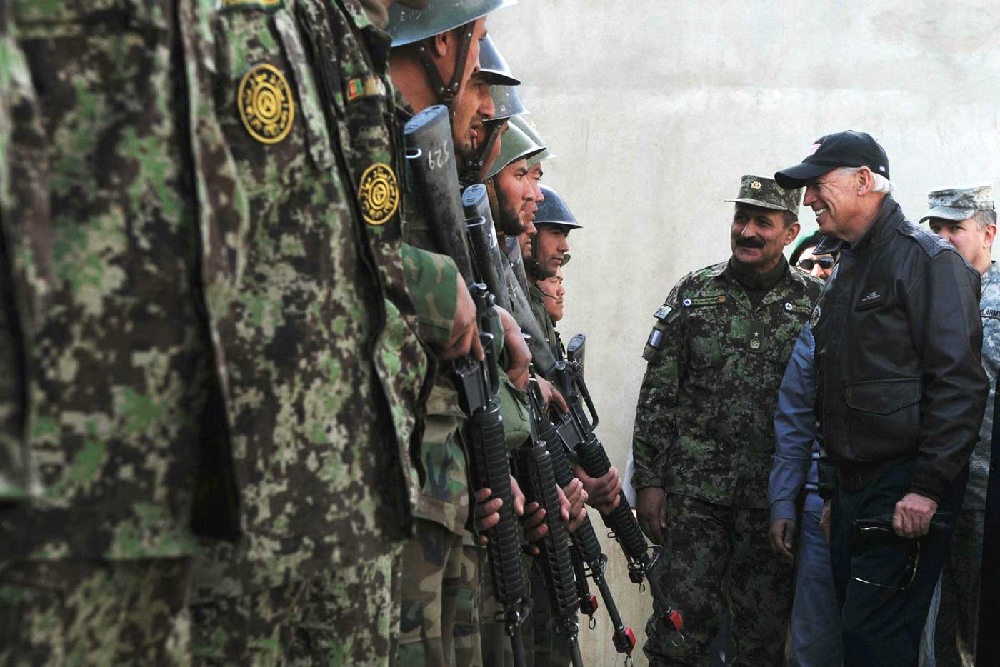 В 2011 году Байден в качестве вице-президента посетил тренировочный центр Афганской национальной армии в Кабуле.