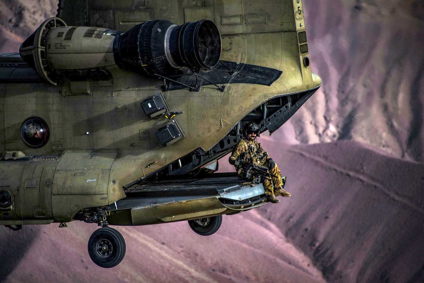 Военный инженер на рампе военного вертолета Chinook во время учений на аэродроме Баграм в Афганистане.