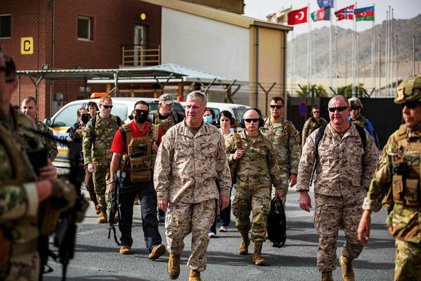 Генерал США Кеннет Ф. МакКензи в центре управления эвакуацией в Международном аэропорту Хамида Карзая в середине августа 2021 года.