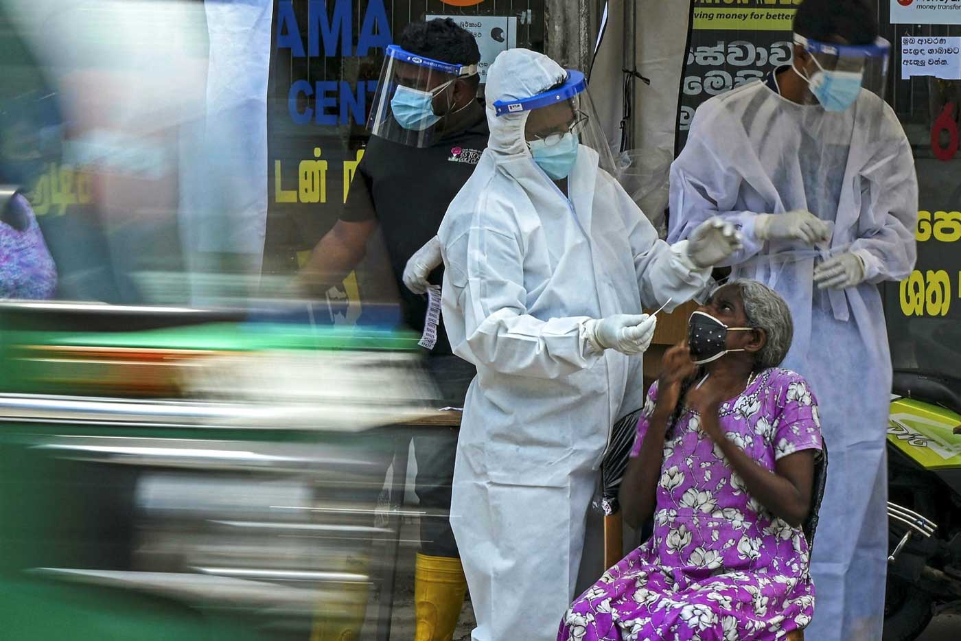Медицинские работники в Коломбо, Шри-Ланка, тестируют местную жительницу на Covid. Существует риск, что попытки организовать глобальную цепочку поставок могут дополнительно усилить неравенство в поставке вакцин, из-за концентрации производства в самых богатых странах.