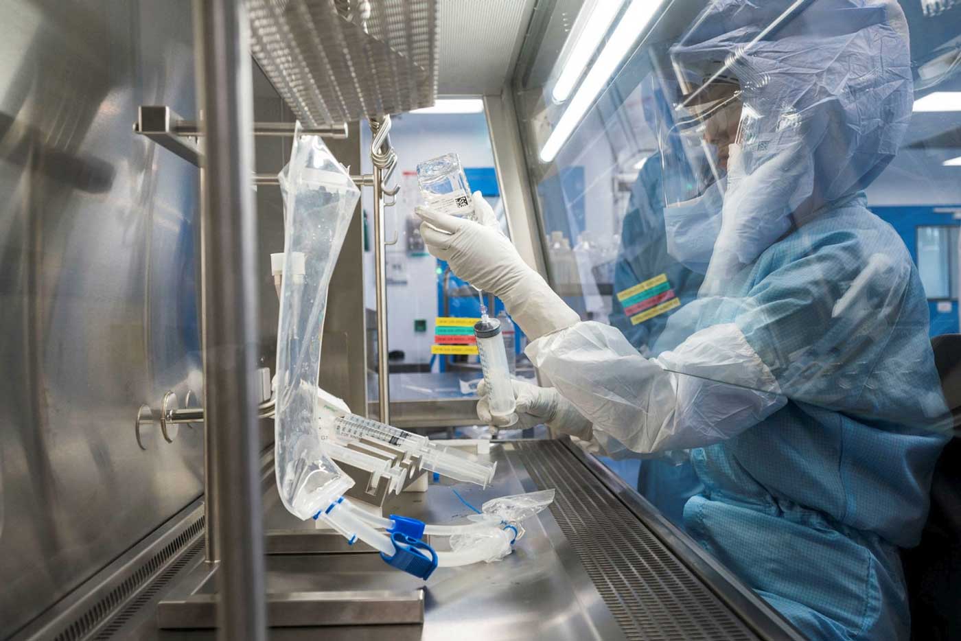 Специалисты работают над вакцинами от Covid в лаборатории BioNTech в Марбурге, Германия. Эта фармацевтическая группа, которая сотрудничает с Pfizer и ЕС, также работает над открытием производства вакцины в Африке, с использованием технологии mRNA.