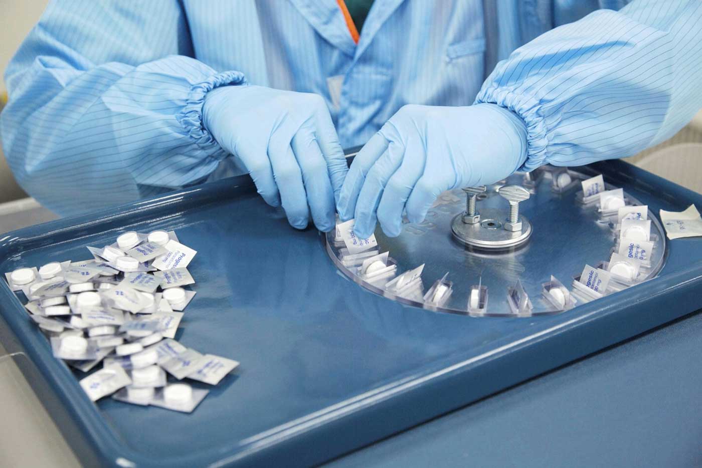 Процесс упаковки таблеток парацетамола в лаборатории в Сингапуре. Всплеск госпитализации больных Covid и последовавшее за этим ограничение продажи более простых лекарств, показало, как мало правительства знали о цепочках поставок медицинских товаров.