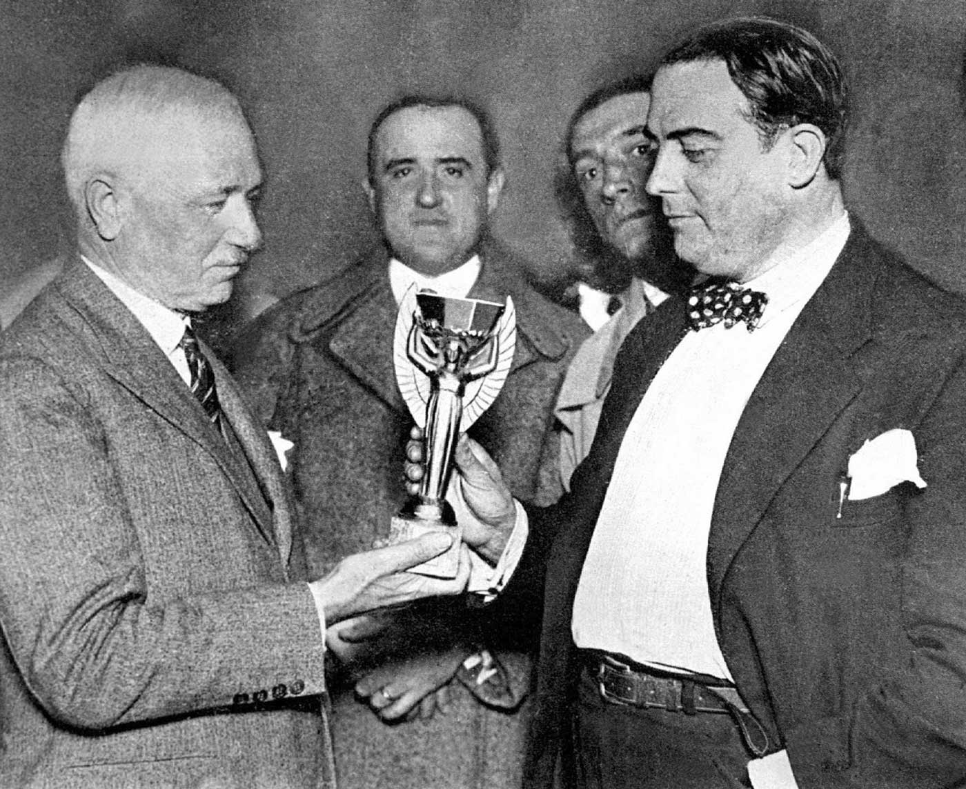 После того, как Международный Олимпийский комитет исключил футбол из своей программы в 1927 году, Жюль Риме (слева), тогдашний президент ФИФА, решил организовать новый международный футбольный турнир в 1930 году в Уругвае, но сохранил четырехлетний формат Олимпийских игр.