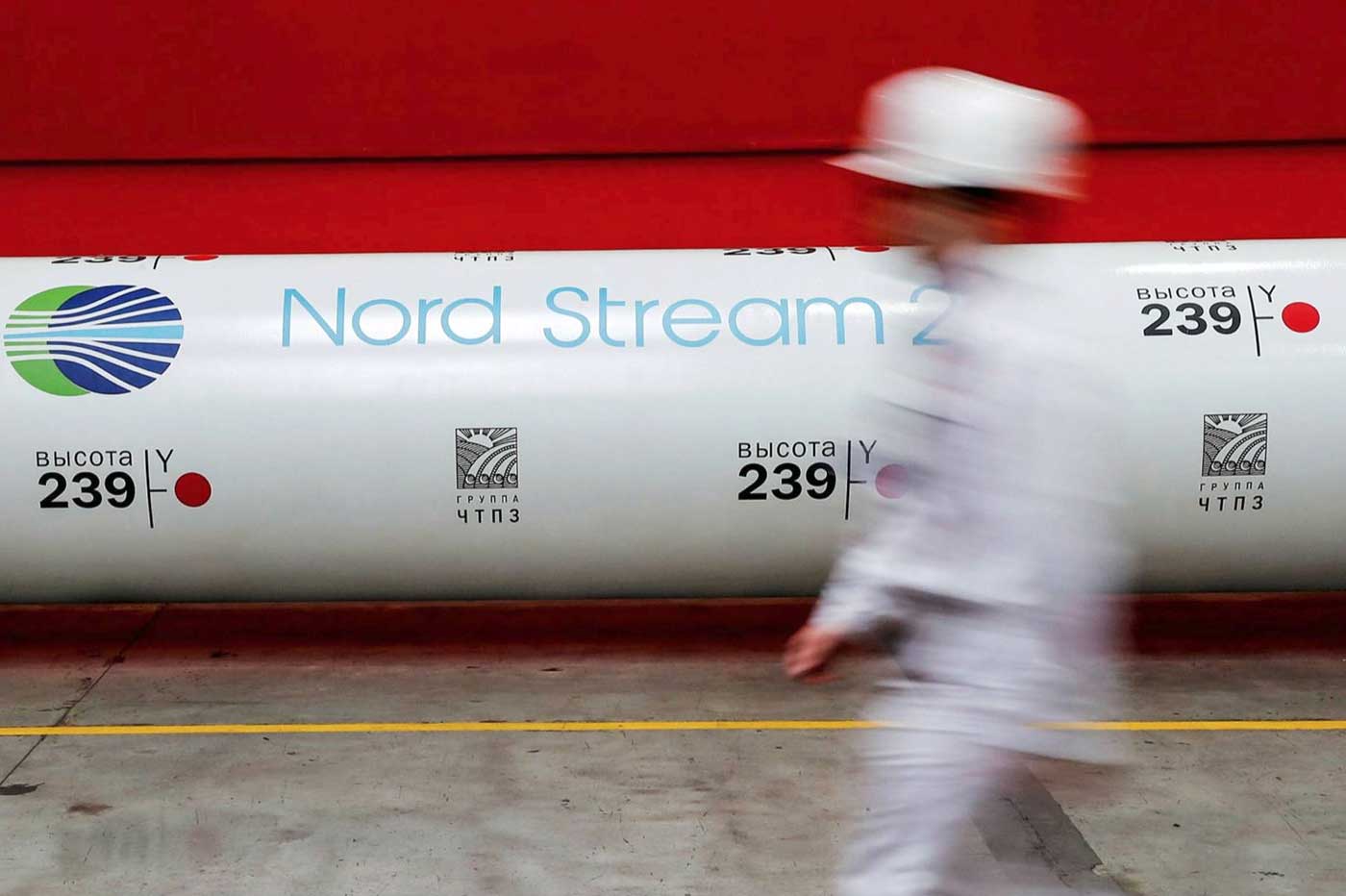 Логотип проекта газопровода Nord Stream 2 на трубе Челябинского трубопрокатного завода (ЧТПЗ) в Челябинске, Россия.