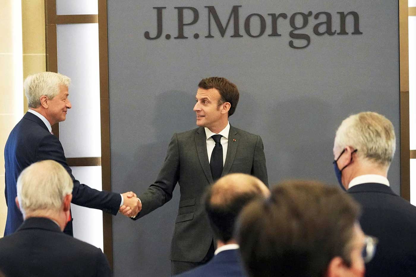 Президент Франции Эмманюэль Макрон приветствует Джейми Даймона, исполнительного директора JPMorgan, во время открытия новой французской штаб-квартиры банка в Париже в июне прошлого года.