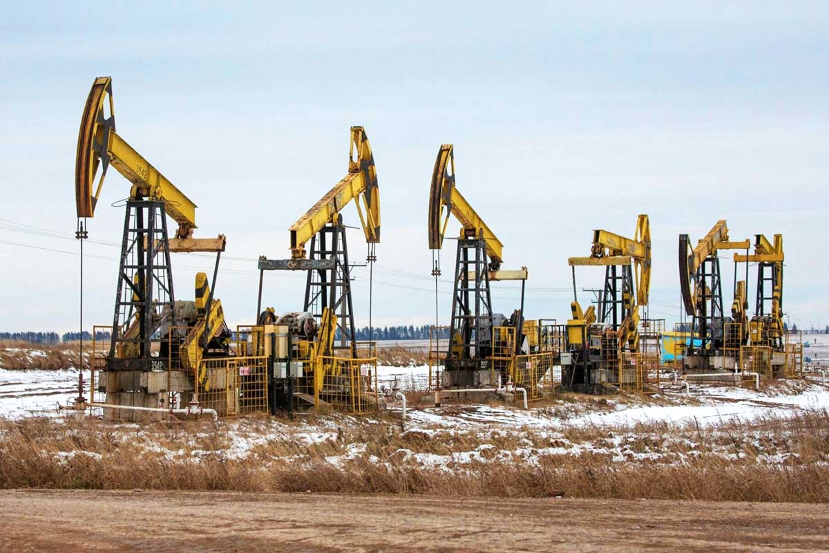 Россия является третьим по величине мировым производителем нефти, добывающим около 10 млн. баррелей нефти в день.