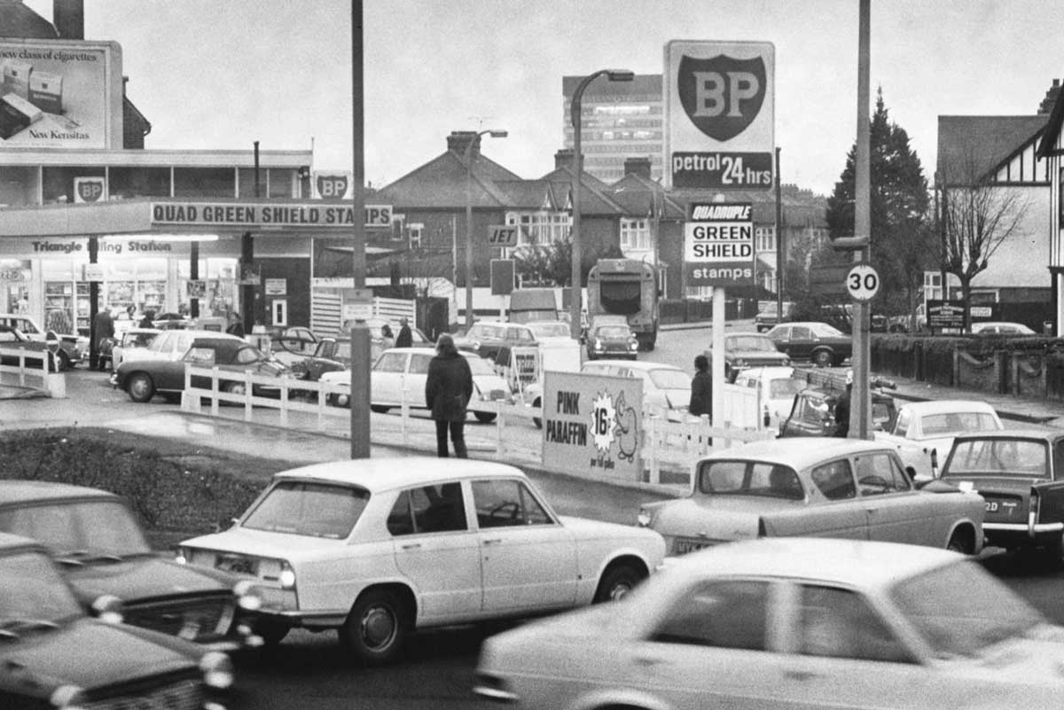 Автомобили в очереди на автозаправке в Лондоне, во время дефицита бензина в 1973 году. В то время инфляция выросла до двузначных цифр в течение десятилетия, после сильного всплеска цен на нефть, когда страны-экспортеры нефти прекратили экспорт во многие западные страны.