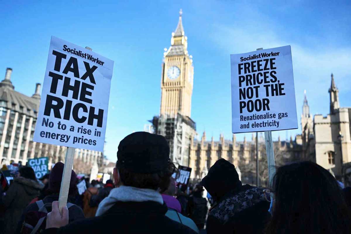 Люди протестуют против растущих затрат на энергию и высокого прожиточного минимума перед зданием парламента в Лондоне в феврале 2022 года.