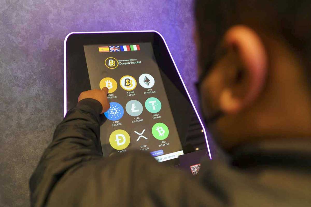 Покупатель использует банкомат криптовалют в торговом центре в Мадриде, Испания.