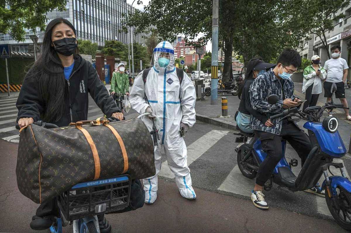 Городской работник дезинфицирует тестовый участок в Пекине. Учитывая, что на Китай приходится 19% общего мирового объема производства, когда там вспыхивает эпидемия, остальной мир не может это игнорировать.