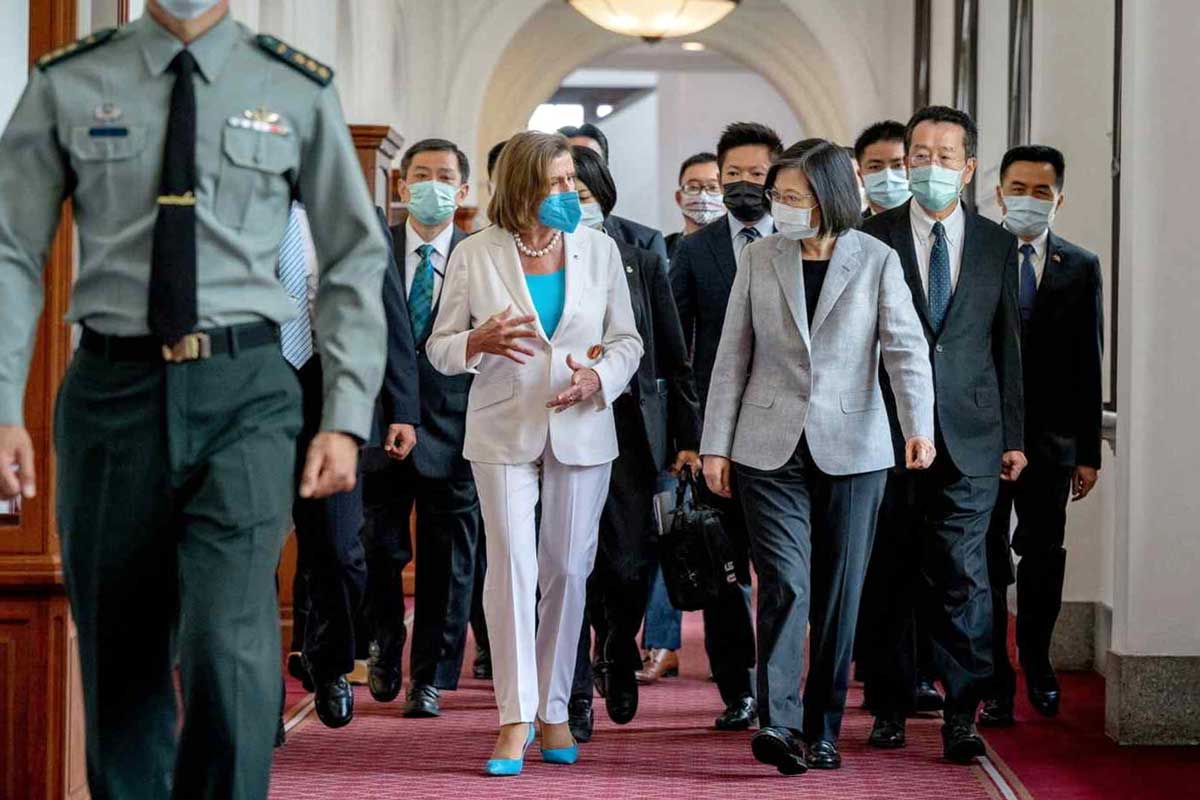 Спикер Палаты представителей США Нэнси Пелоси встретилась с Президентом Тайваня Цай Инвэнь во время визита на Тайвань в августе, чтобы продемонстрировать поддержку перед лицом угроз со стороны Китая.