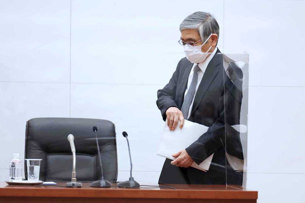 Некоторые экономисты ожидают, что Харухико Курода изменит курс до истечения срока. На прошлой неделе он заявил на пресс-конференции, что любые возможные шаги будут четко оглашены.