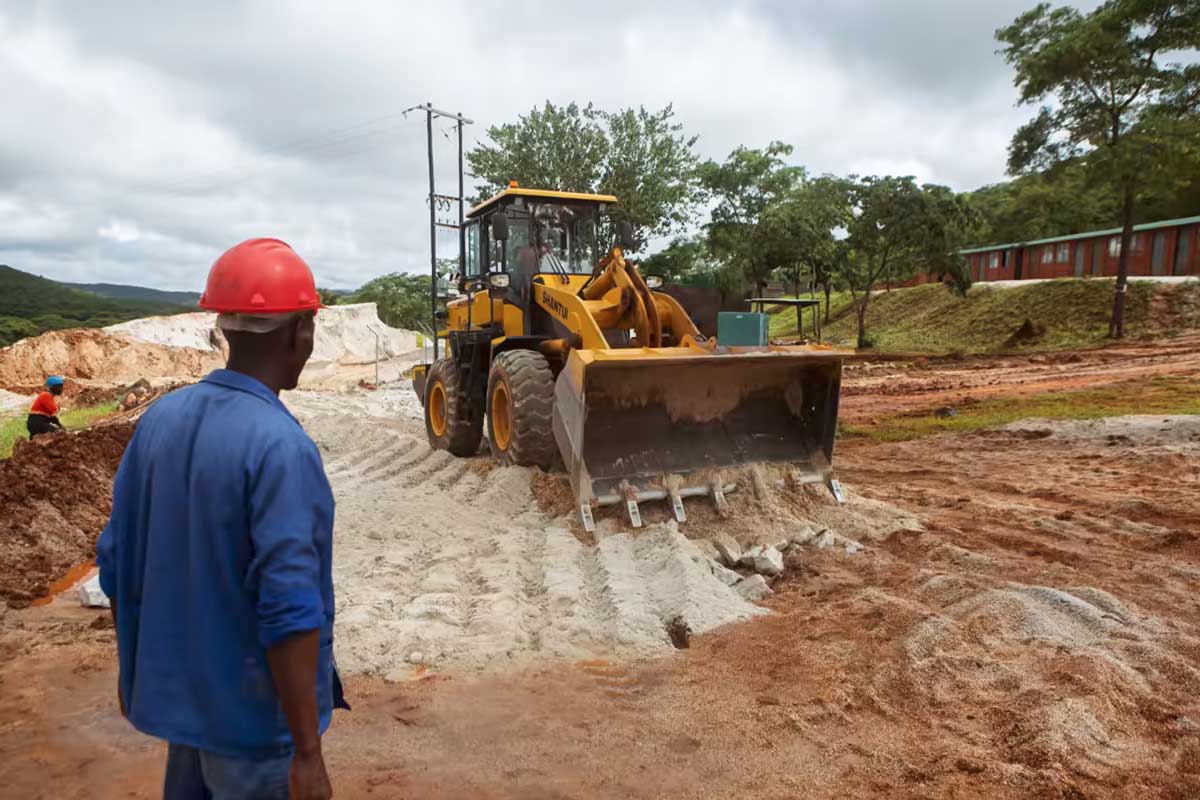 Работы на шахте Arcadia в Зимбабве. Добытый в этой стране литий необходимо переправить через границу, прежде чем он станет доступным для продажи на мировом рынке.