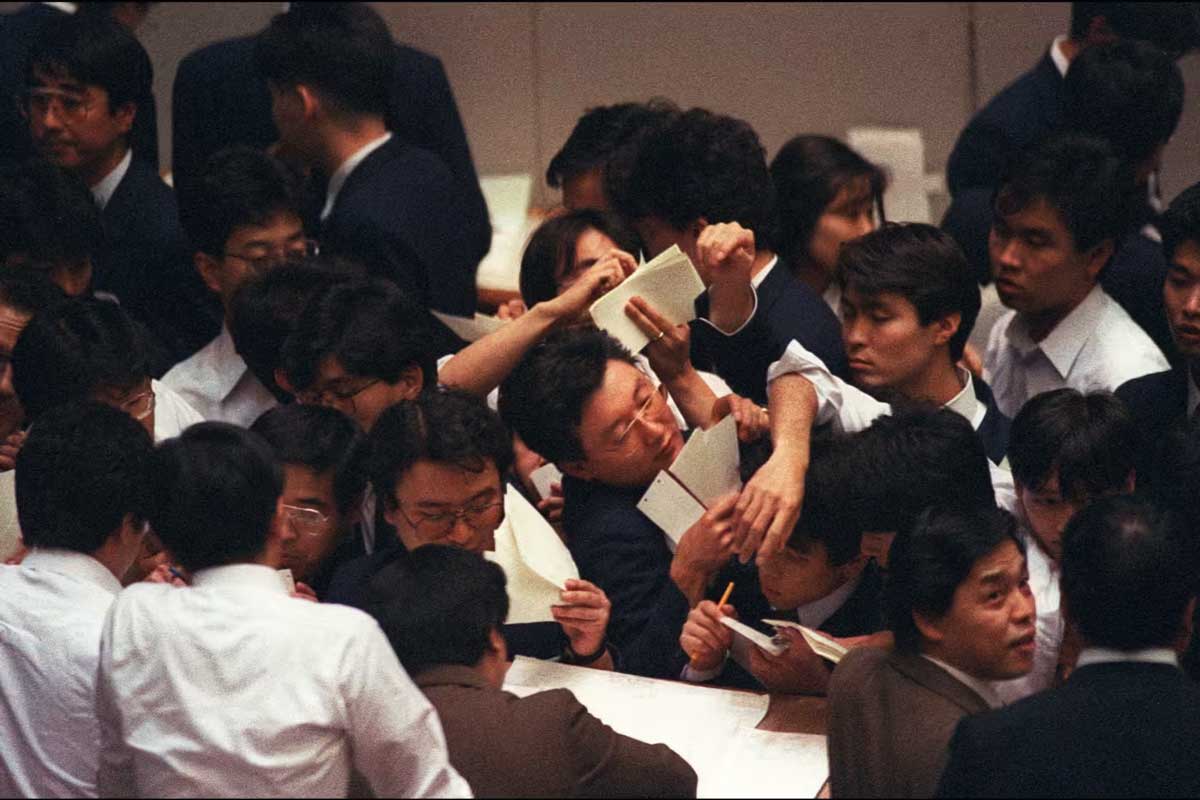 Трейдеры на Токийской фондовой бирже в 1987 году. Глубокое отвращение к акциям в Японии можно проследить до биржевого краха в этом десятилетии.