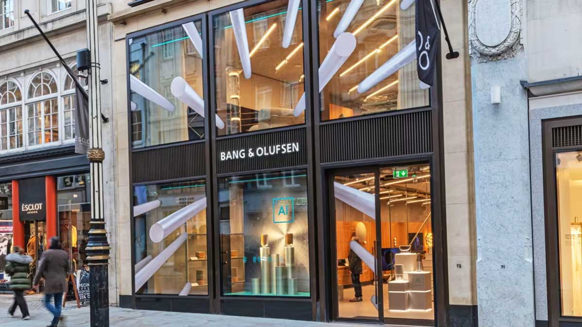 Магазин Bang & Olufsen в Лондоне. Среди поклонников бренда музыканты Алисия Кейс и Ленни Кравитц.