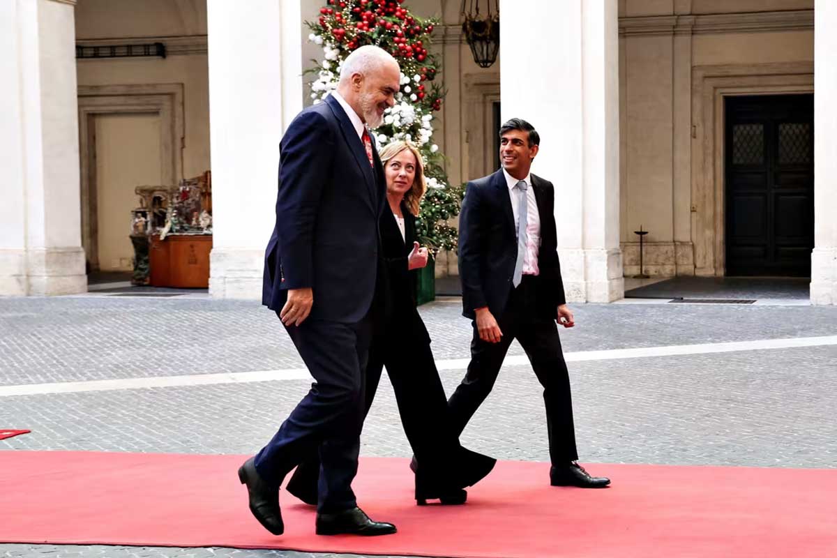 Итальянский премьер Джорджа Мелони приветствует Риши Сунака и албанского премьера Эди Раму в Риме на выходных. Она победила на выборах в Италии в прошлом году после того, как пообещала строгие меры по обузданию потока мигрантов со всего Средиземноморья.
