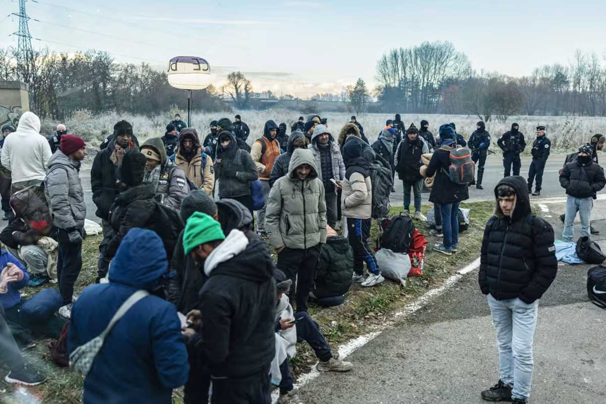 Мигранты ждут эвакуации в центры приема беженцев в Лун-Плаге, Северная Франция.