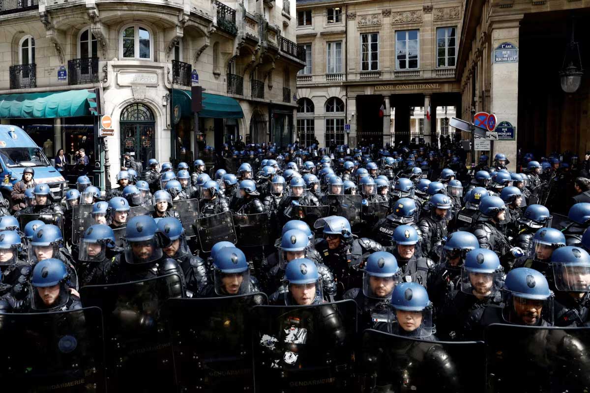 Полиция в Париже готовится к публичному протесту из-за пенсионных реформ правительства. Народные демонстрации заставили президента Макрона попросить «100 дней спокойствия, единства, амбиций и действий для Франции».