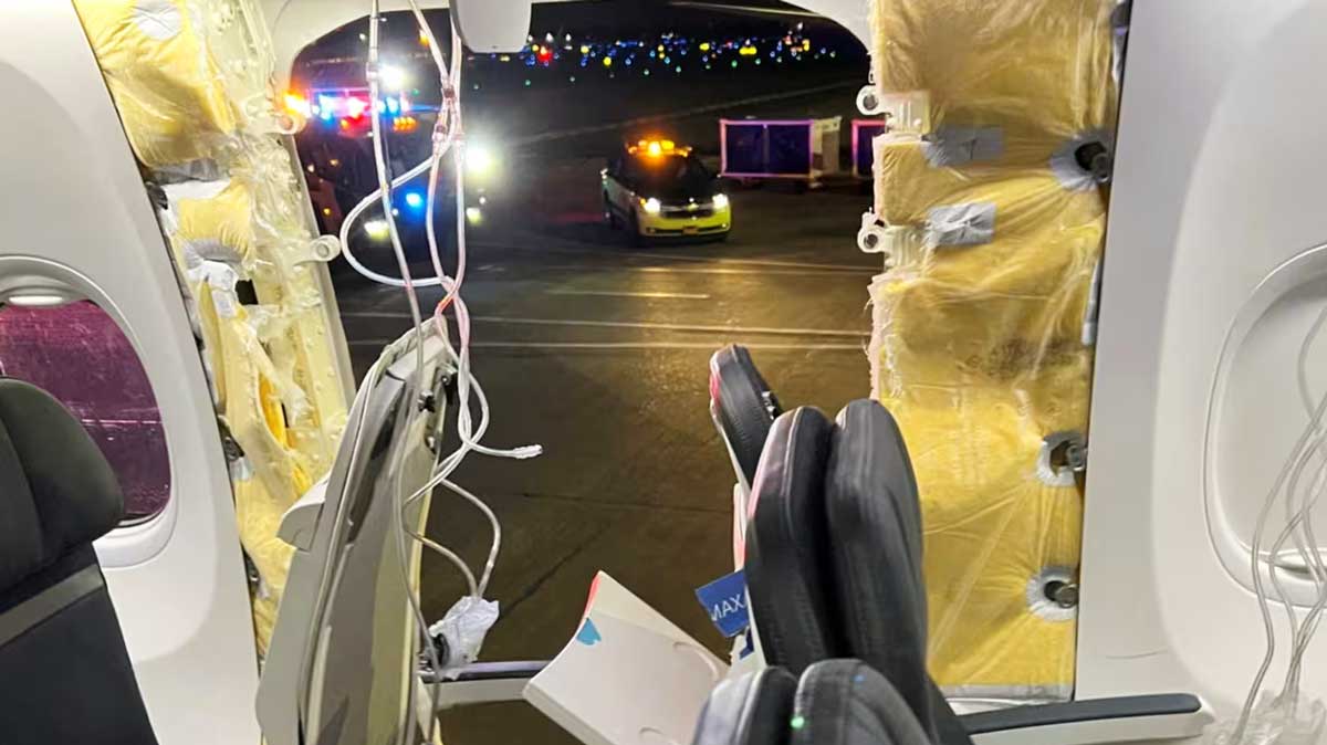 Дверная панель от неиспользуемого аварийного выхода оторвалась от самолета Alaska Airlines вечером 5 января, оставив дыру в боковой части самолета.