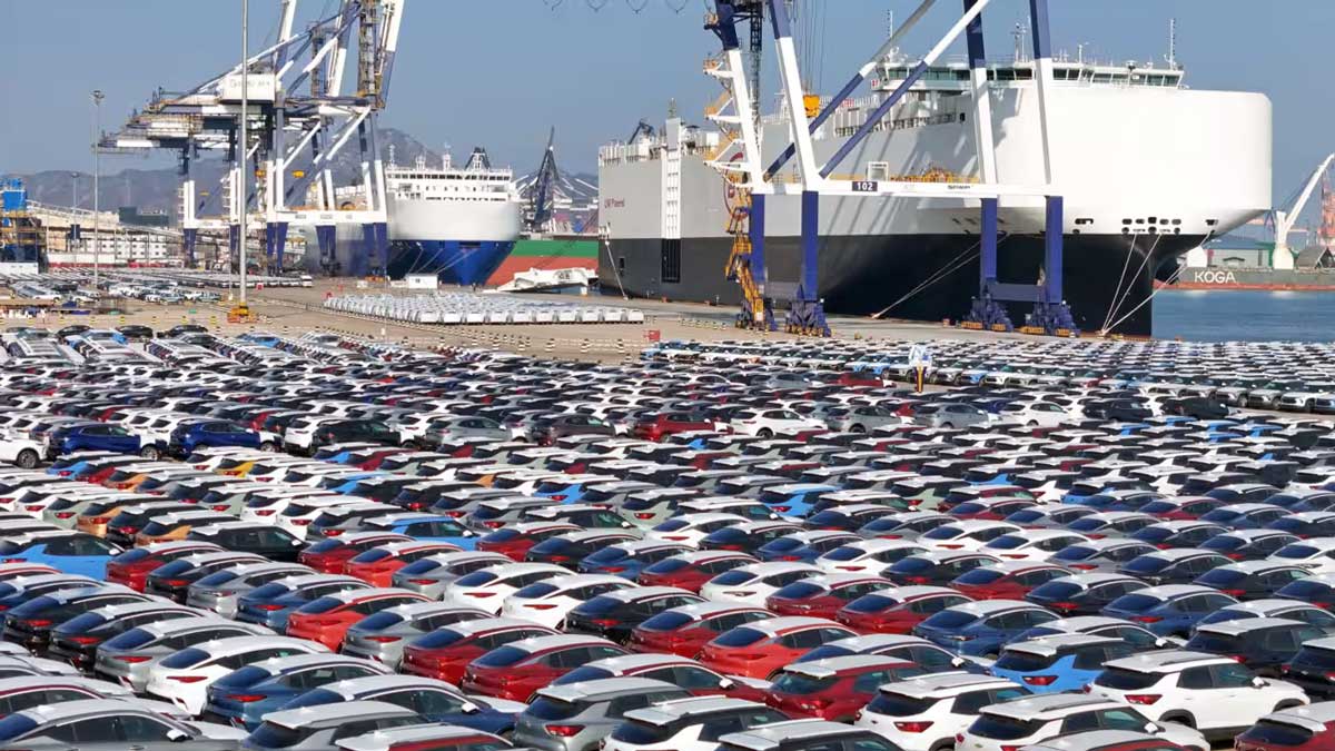 Терминал в порту Янтай, провинция Шаньдун, 10 января 2024 г. В 2023 году Китай экспортировал 4.91 миллиона автомобилей.