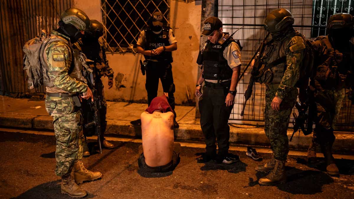 Силы безопасности задерживают человека в Гуаякиле во время патрулирования в комендантский час.