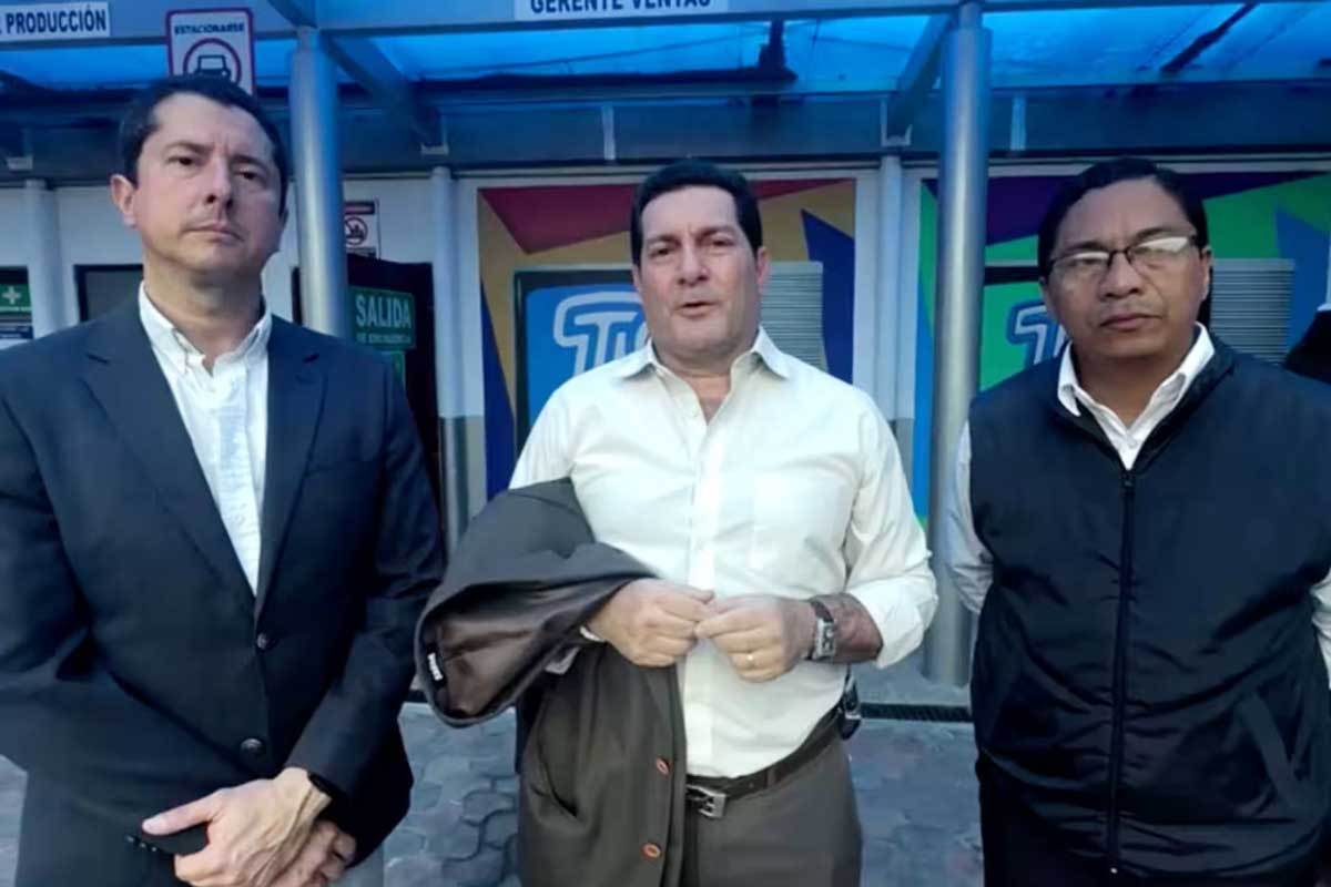 Журналисты Хосе Луис Кальдерон, Хорхе Рендон и Сталин Бакеризо возле студии TC Televisión в Гуаякиле, где они были захвачены в заложники террористами.
