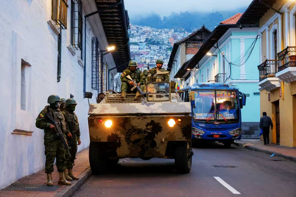 Солдаты патрулируют улицы Кито после того, как президент Даниэль Нобоа объявил общенациональное двухмесячное чрезвычайное положение.