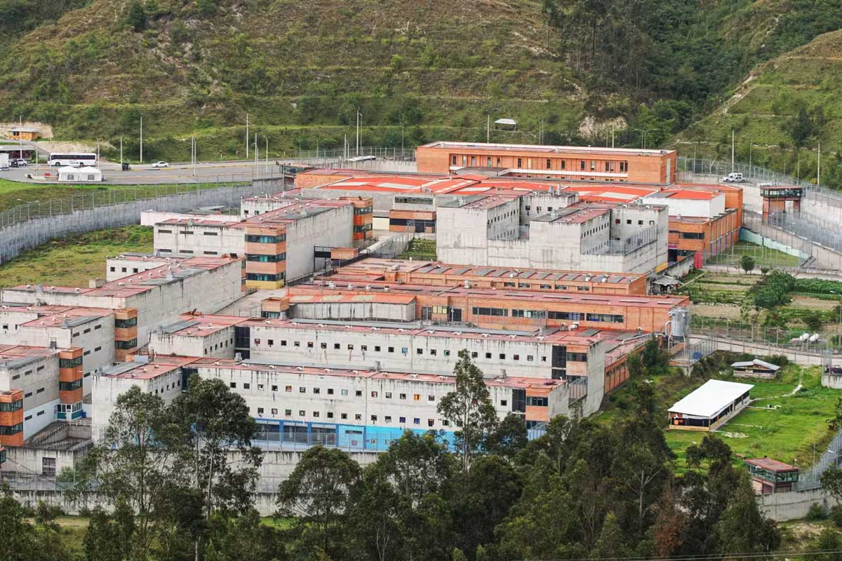 Тюрьма Тури в Куэнке. Переполненные тюрьмы страны стали базами для преступных банд. Более 158 тюремных охранников и сотрудников были захвачены в заложники заключенными в семи тюрьмах.
