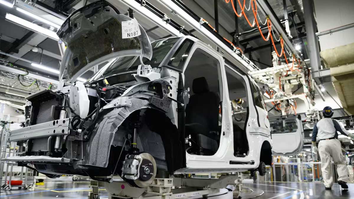 Производственная линия завода Daihatsu в Оямазаки, Япония. Кодзи Сато, исполнительный директор Toyota, пообещал, что планы по модернизации Daihatsu будут раскрыты в следующем месяце.