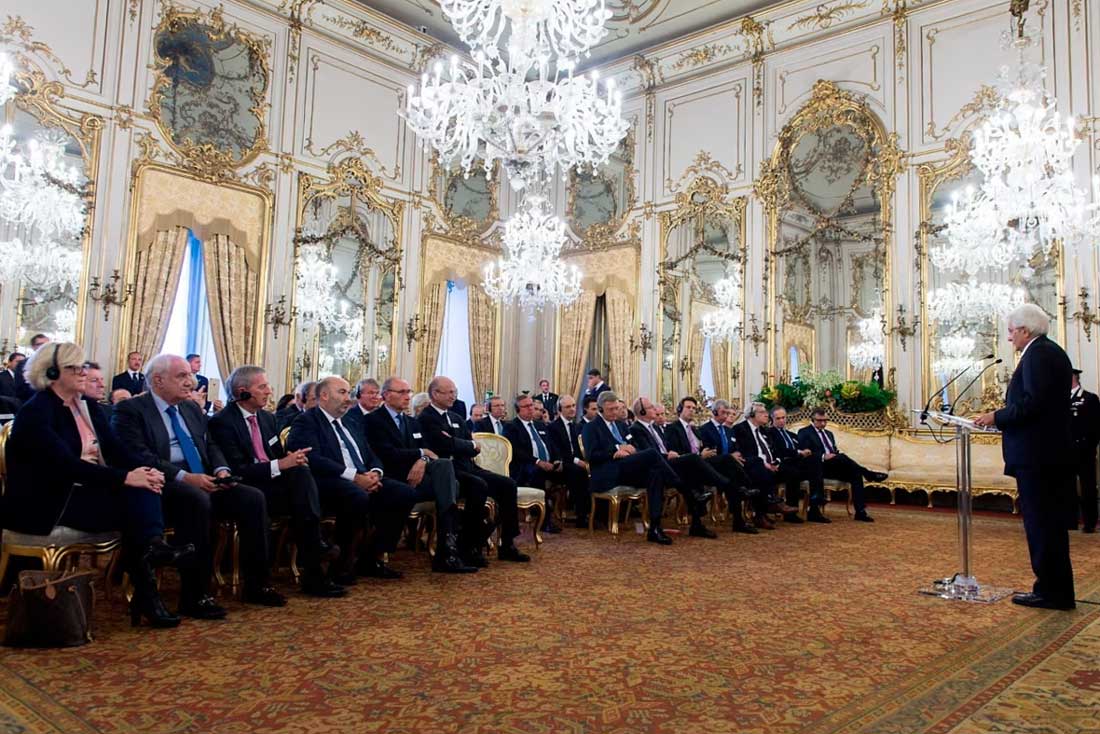 Президент Италии Серхио Маттарелла выступает на встрече IIEB в Квиринальском дворце в Риме в октябре 2015 года.