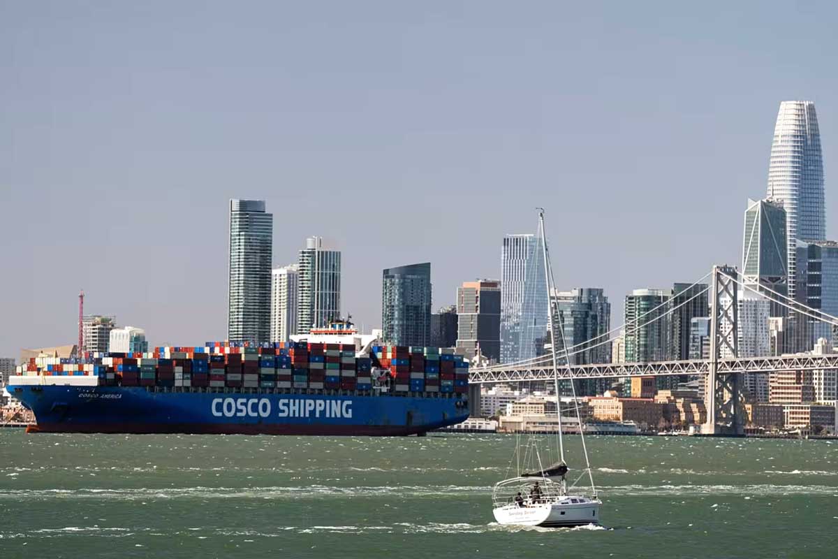 Судно Cosco в заливе Сан-Франциско в ожидании доступа к порту Окленд. За последние два десятилетия Китай утроил свое судостроение по сравнению с США, построив более 1,000 океанских судов в прошлом году, по сравнению с 10 кораблями, построенными США.