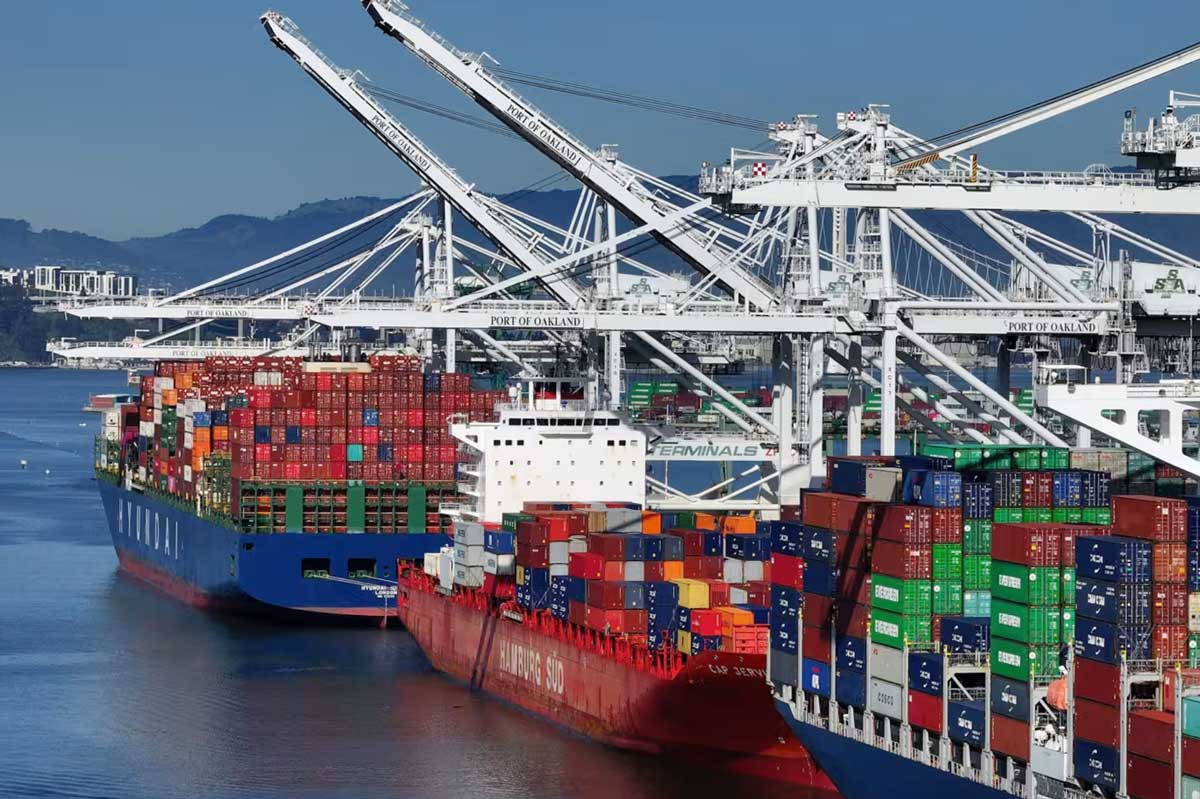 Портовые краны, изготовленные китайской компанией Shanghai Zhenhua Heavy Industries Company (ZPMC), в порту Окленд в Калифорнии. Компания осуществляет 70% мировых поставок портовых грузовых кранов.